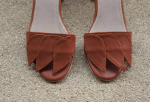 Load image into Gallery viewer, Marigold in Caramel