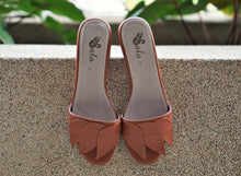 Load image into Gallery viewer, Marigold in Caramel