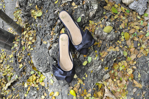 Sala Chaussures Atalanta Slides in Black Sateen