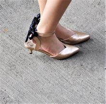 Load image into Gallery viewer, Sala Chaussures Rose Kitten Heels with Bows